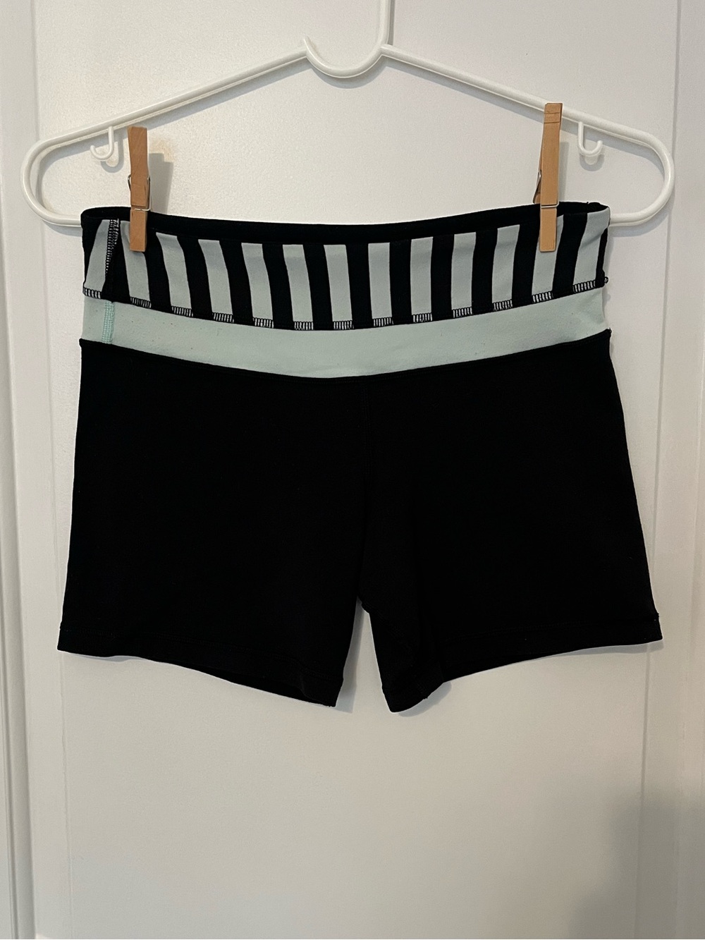 Lululemon Reverse Groove Short - Picture 2 of 7